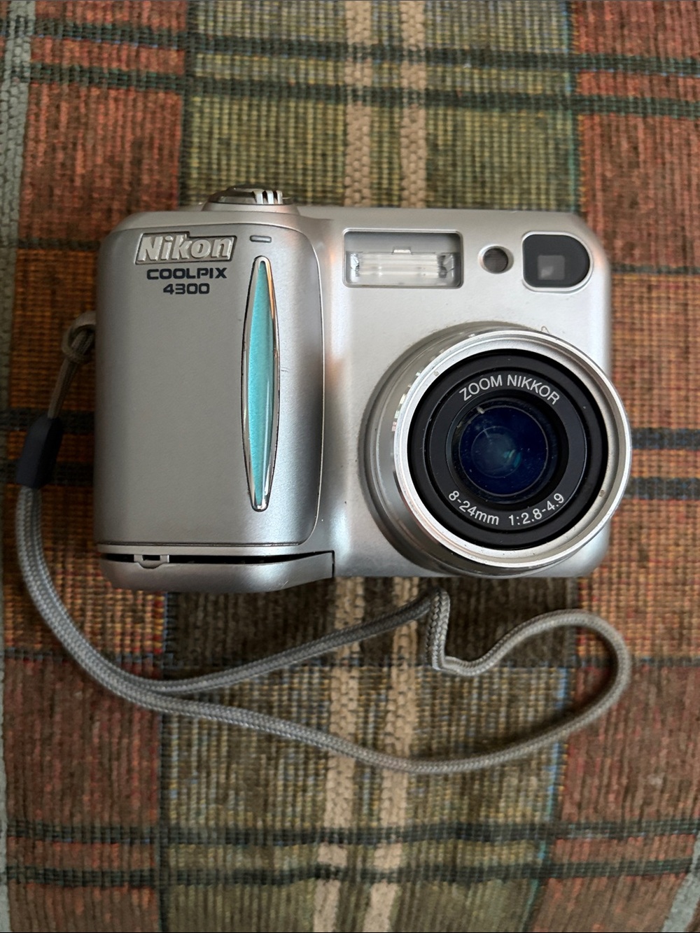 Vintage  Nikon Coolpix 4300 digital camera - collector piece - replace battery